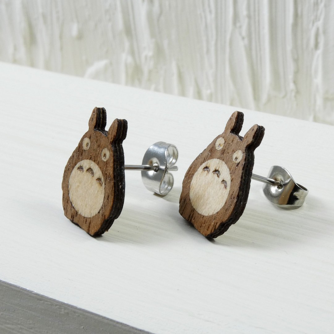 Pendientes inspirados en Mi vecino Totoro hechos en madera