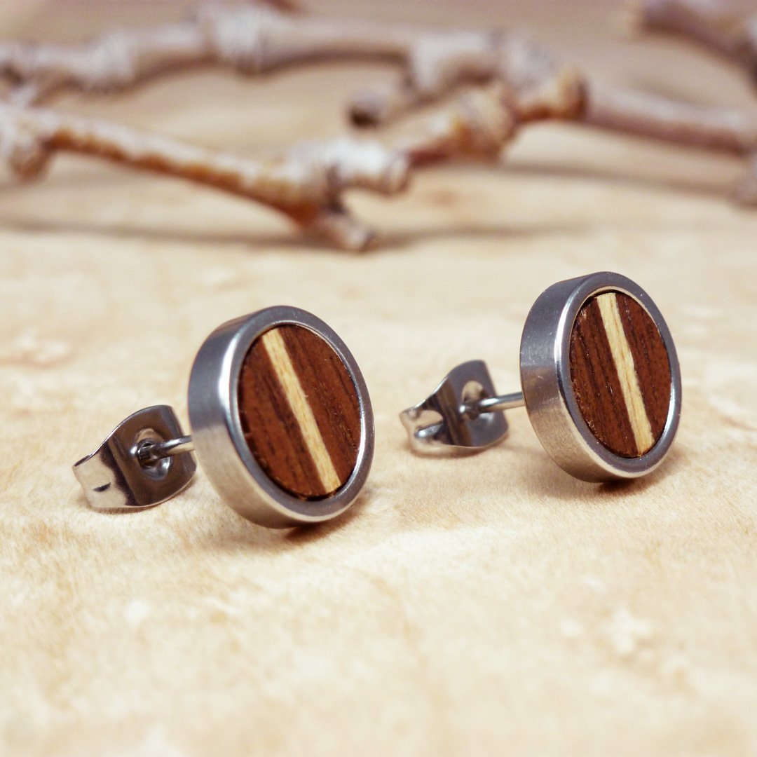 Pendientes de mujer de madera de nogal con incrustaciones de sicomoro y engaste de acero inoxidable.
