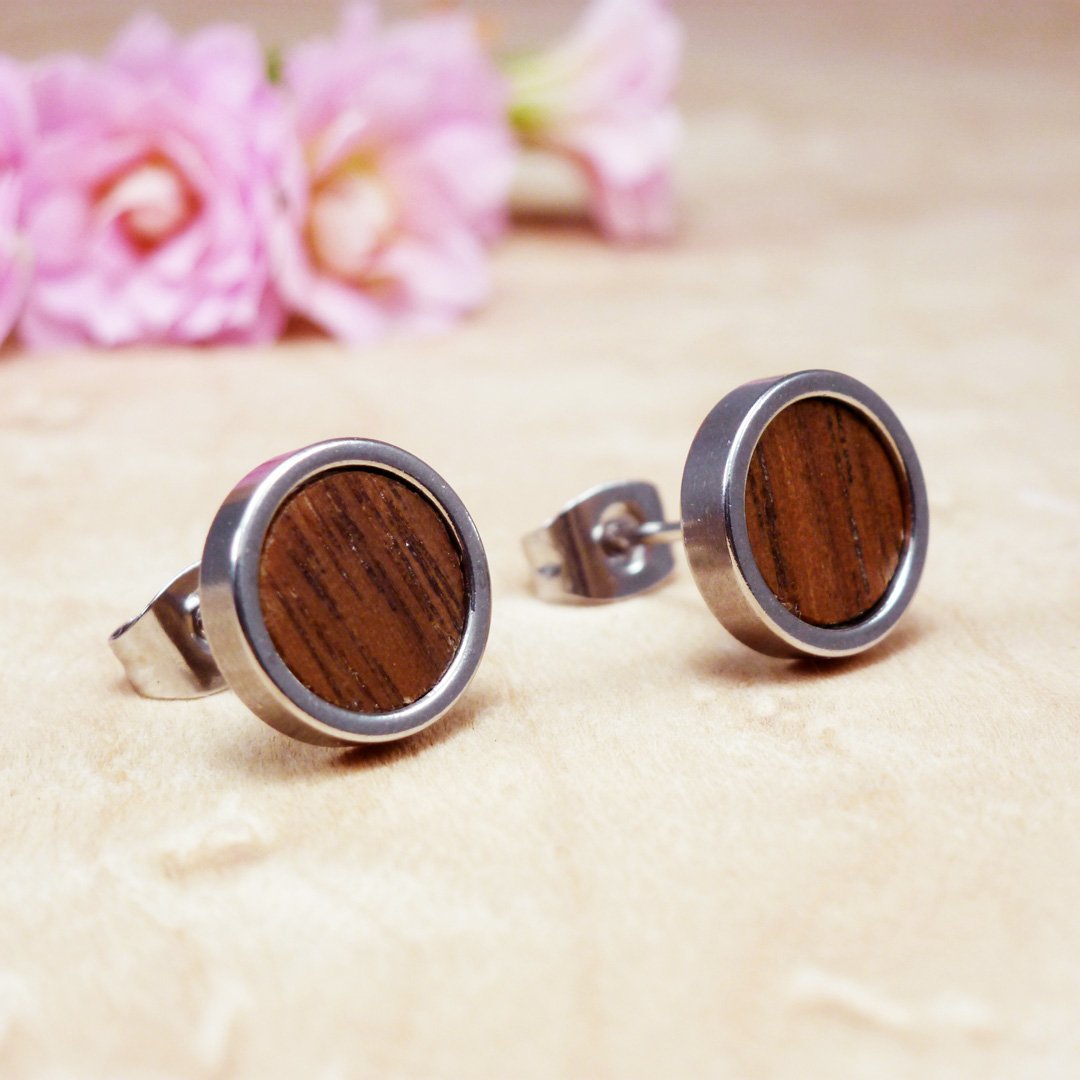 Pendientes de madera natural de nogal hechos a mano con base de acero inoxidable