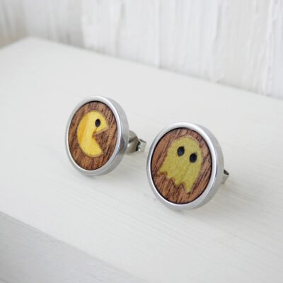 Pendientes Pacman de madera con fantasma y base de acero inoxidable