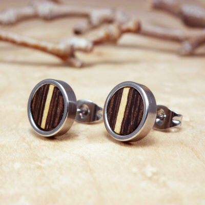 Pendientes redondos de madera de wengué con incrustaciones de sicomoro y base de acero inoxidable.