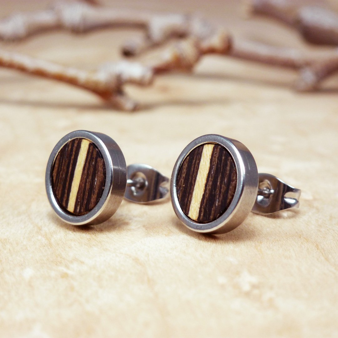 Pendientes redondos de madera de wengué con incrustaciones de sicomoro y base de acero inoxidable.
