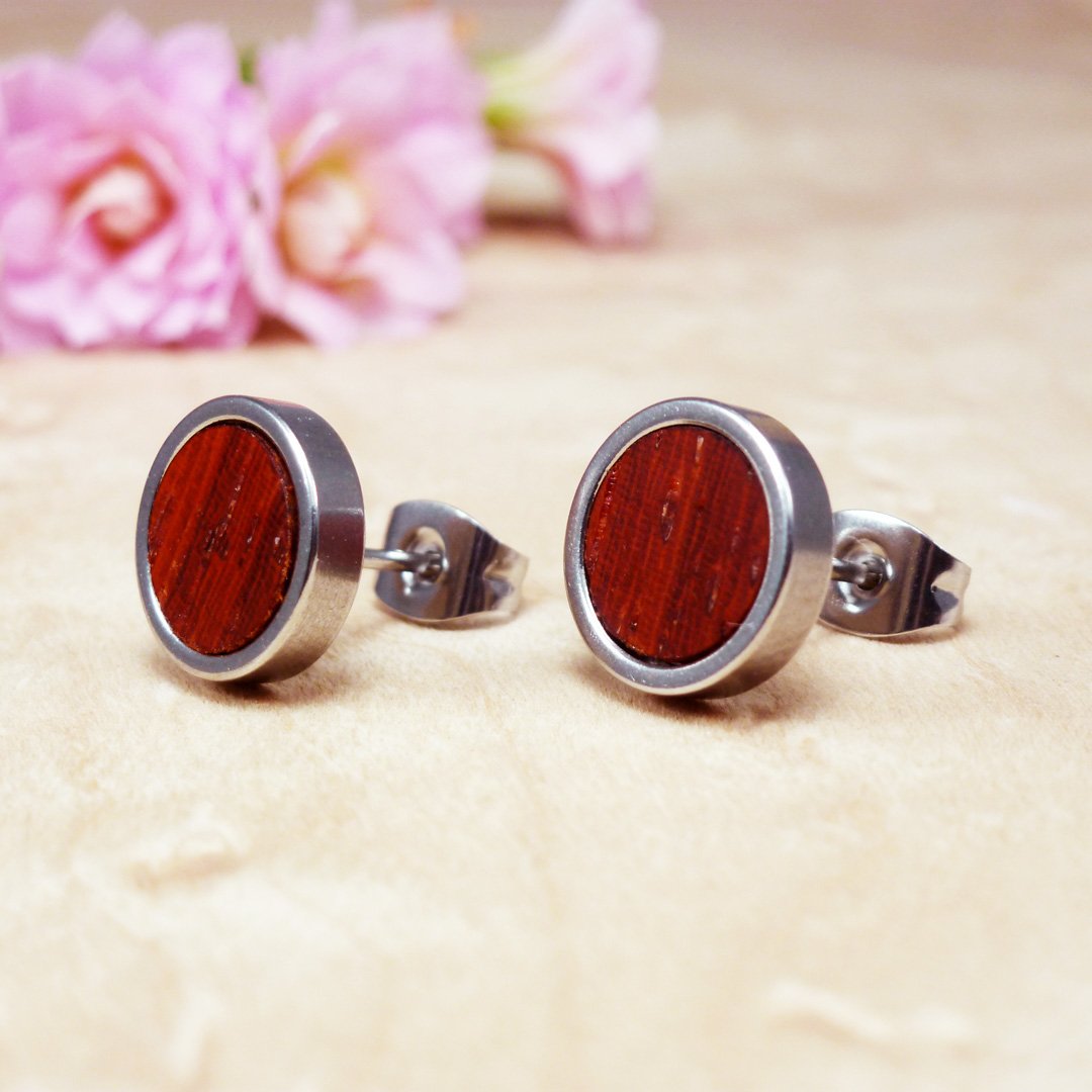 Pendientes redondos para mujer hechos a mano con madera natural de coral combinada con acero inoxidable.