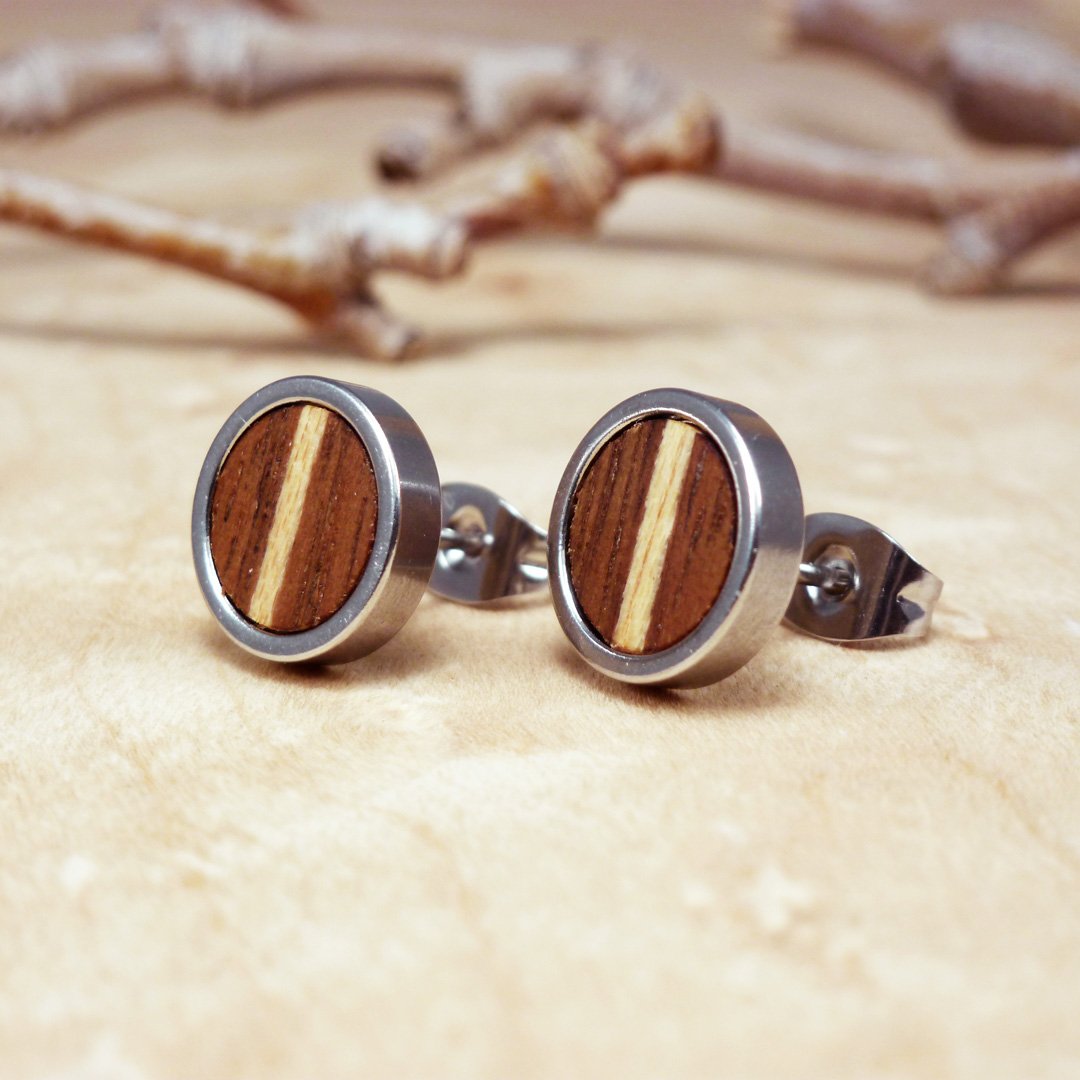 Pendientes redondos de madera de nogal con incrustaciones de sicomoro y acero inoxidable.