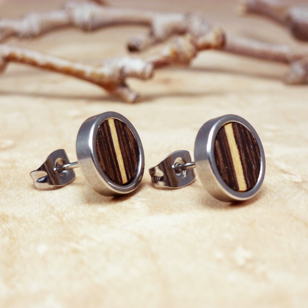 Pendientes de acero inoxidable con incrustaciones de madera de wengué y sicómoro