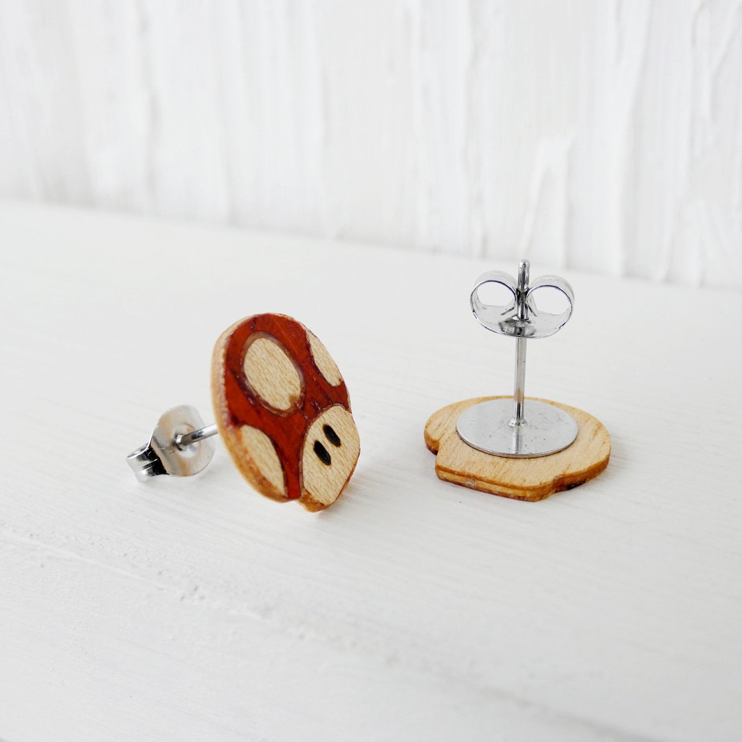 Pendientes retro gaming hechos en marquetería de madera natural
