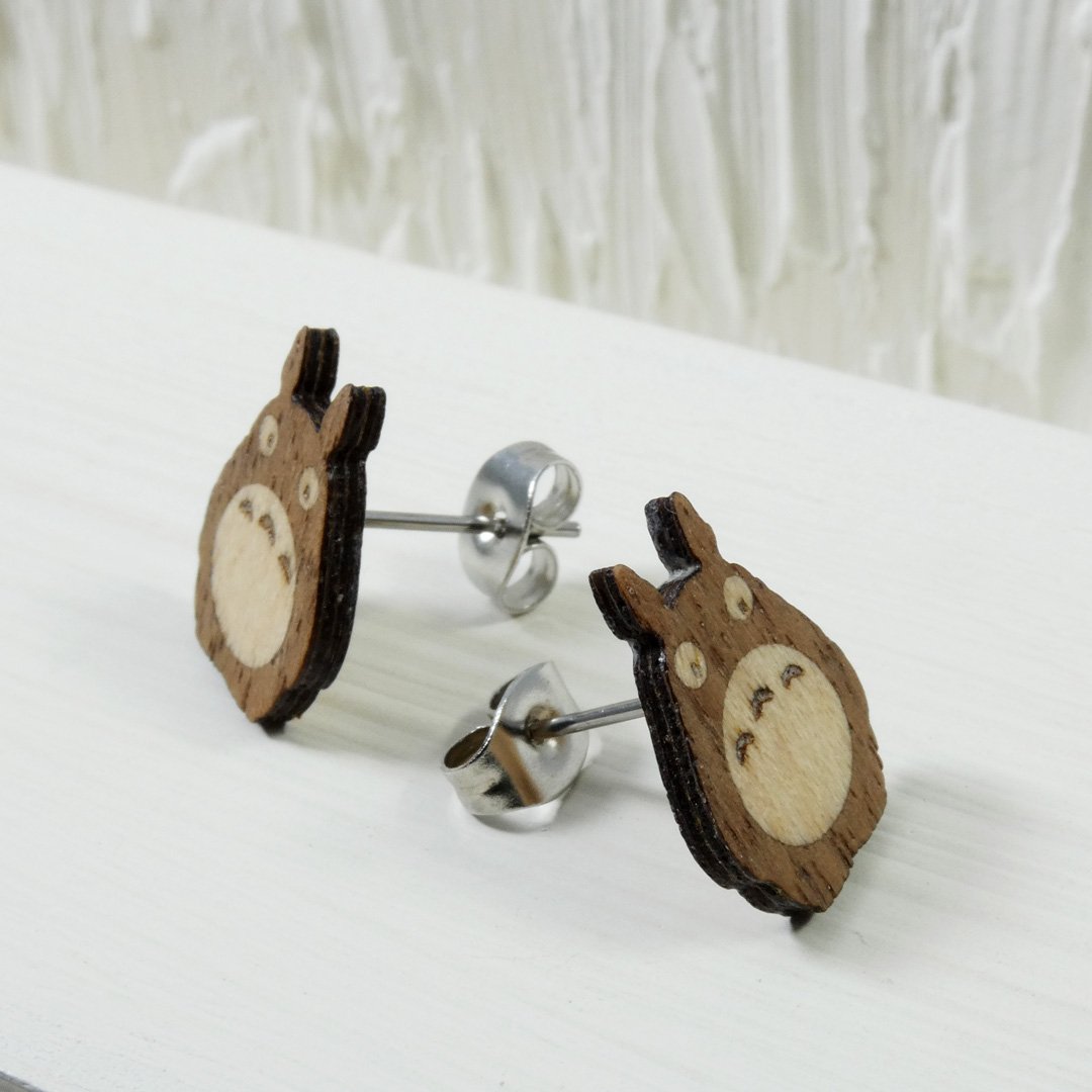 Pendientes inspirados en Studio Ghibli con diseño de Totoro en madera