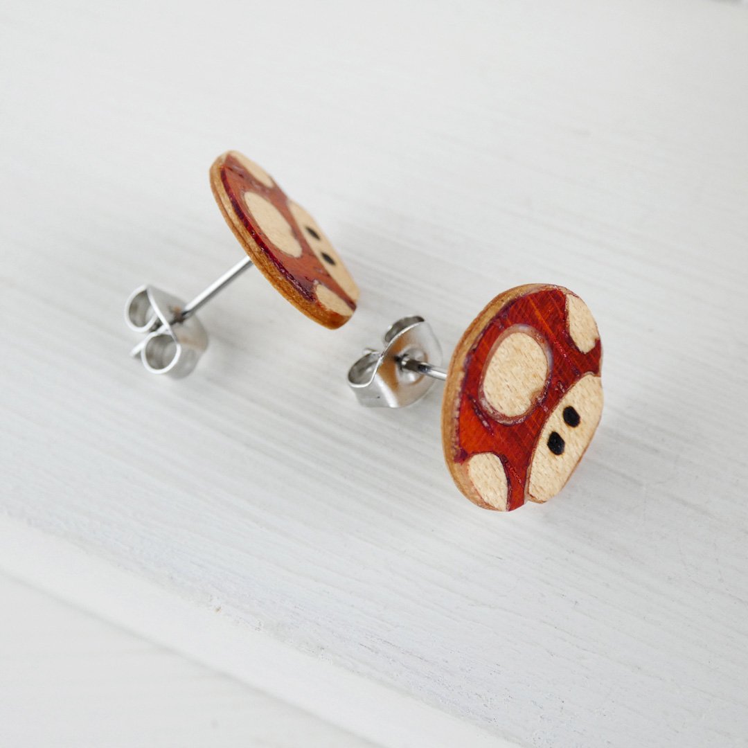 Pendientes de Super Mario Bros hechos a mano en madera coral y sicomoro