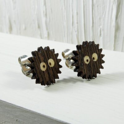endientes Susuwatari de madera de wengué con ojos de sicomoro grabados