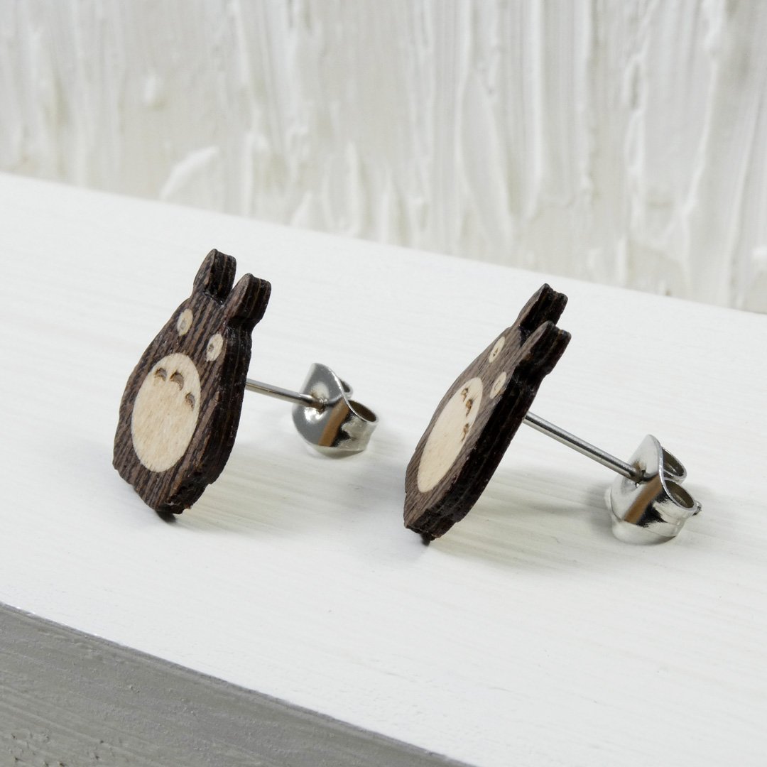 Pendientes Totoro de madera con base de acero inoxidable