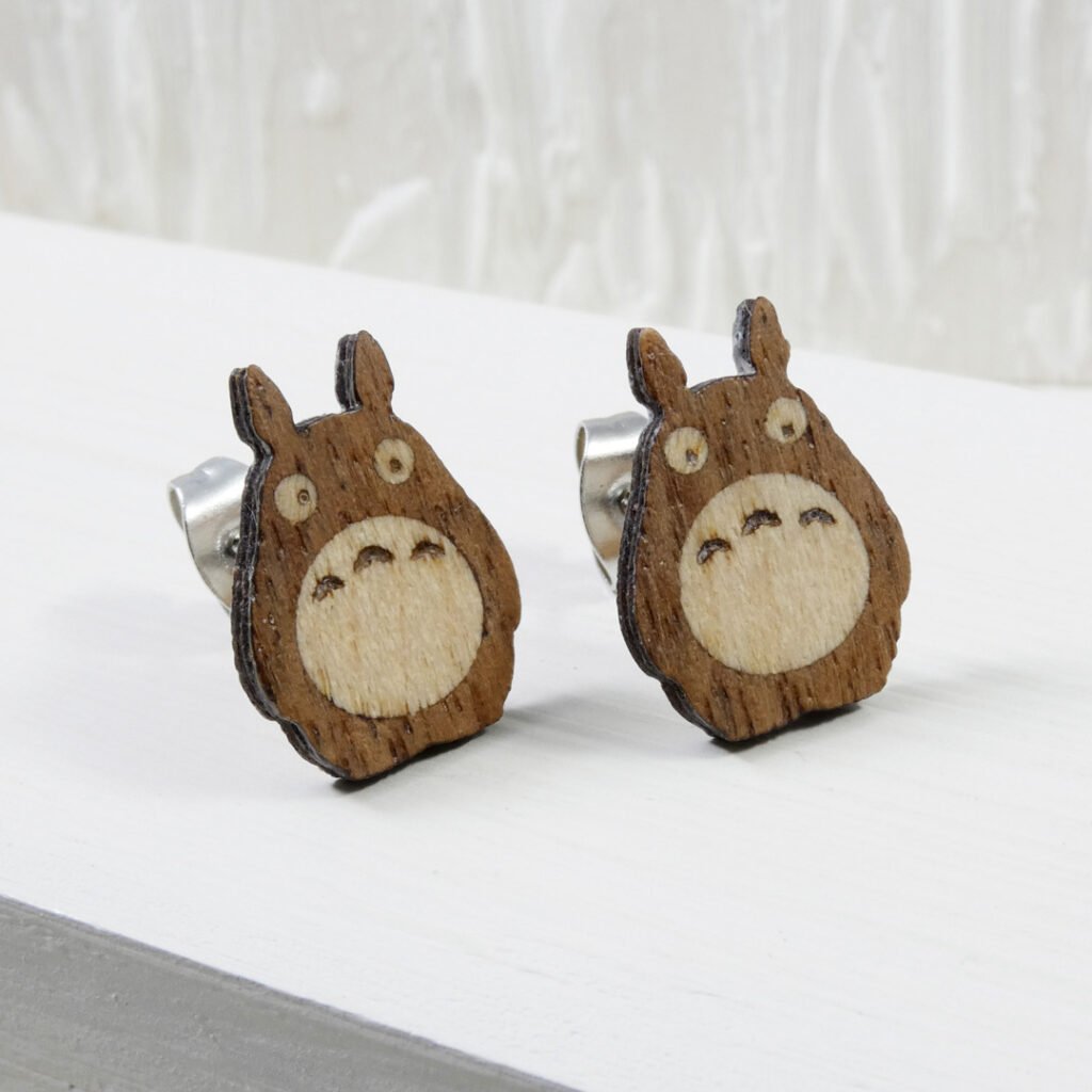 Pendientes Totoro de madera de nogal y sicomoro con base de acero inoxidable