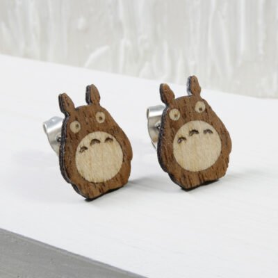 Pendientes Totoro de madera de nogal y sicomoro con base de acero inoxidable