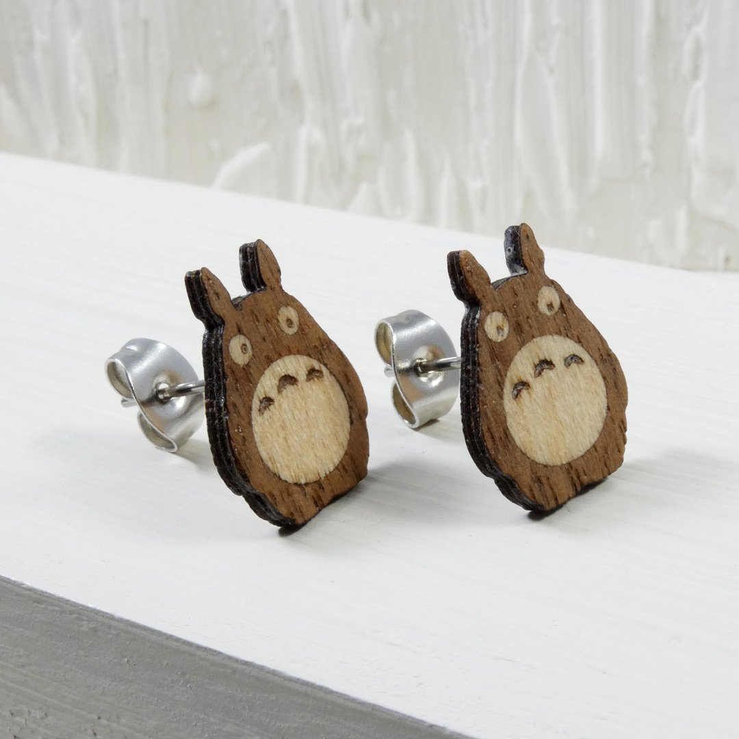 Pendientes Totoro para mujer realizados en madera de nogal"