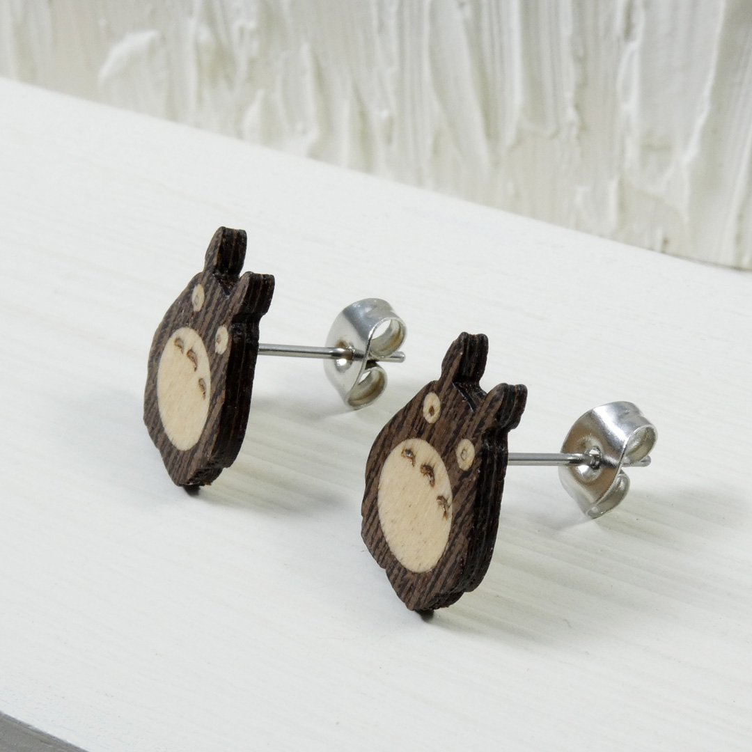 Pendientes Totoro oscuros realizados en madera natural de wengué y sicomoro