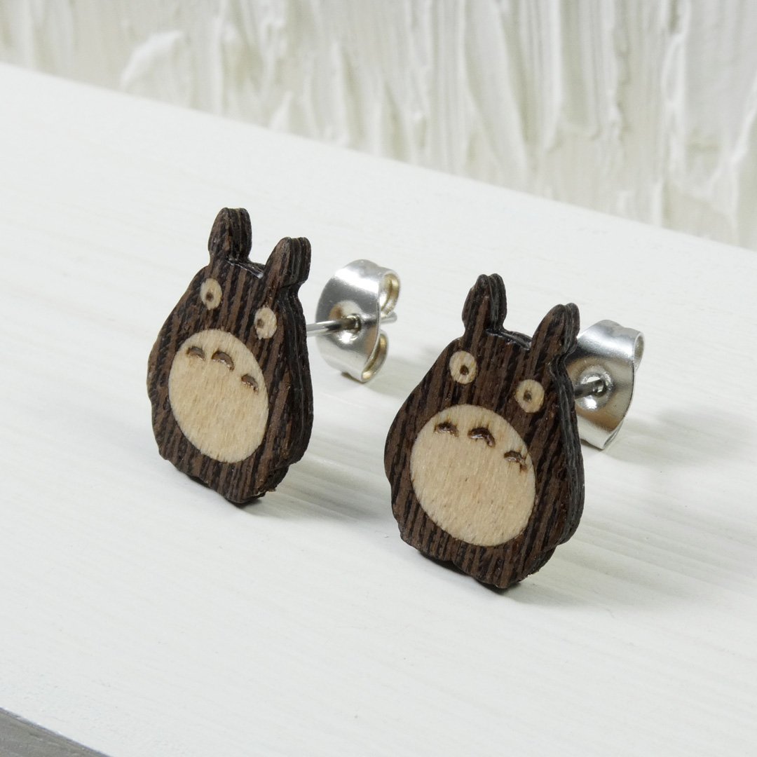 Pendientes Totoro de wengué con ojos y barriga de sicomoro