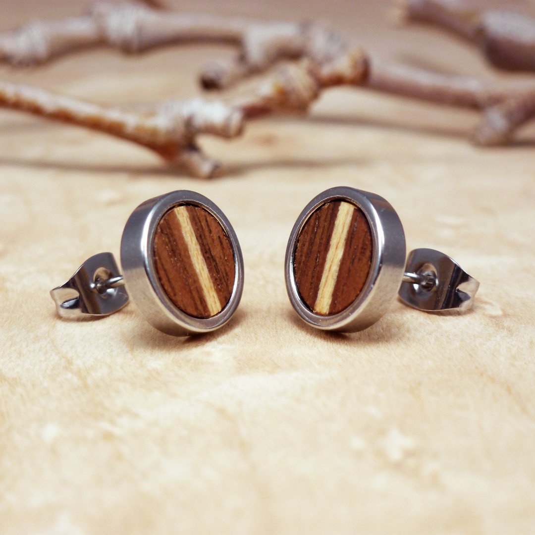 Pendientes unisex de nogal con incrustaciones de sicomoro y acero inoxidable