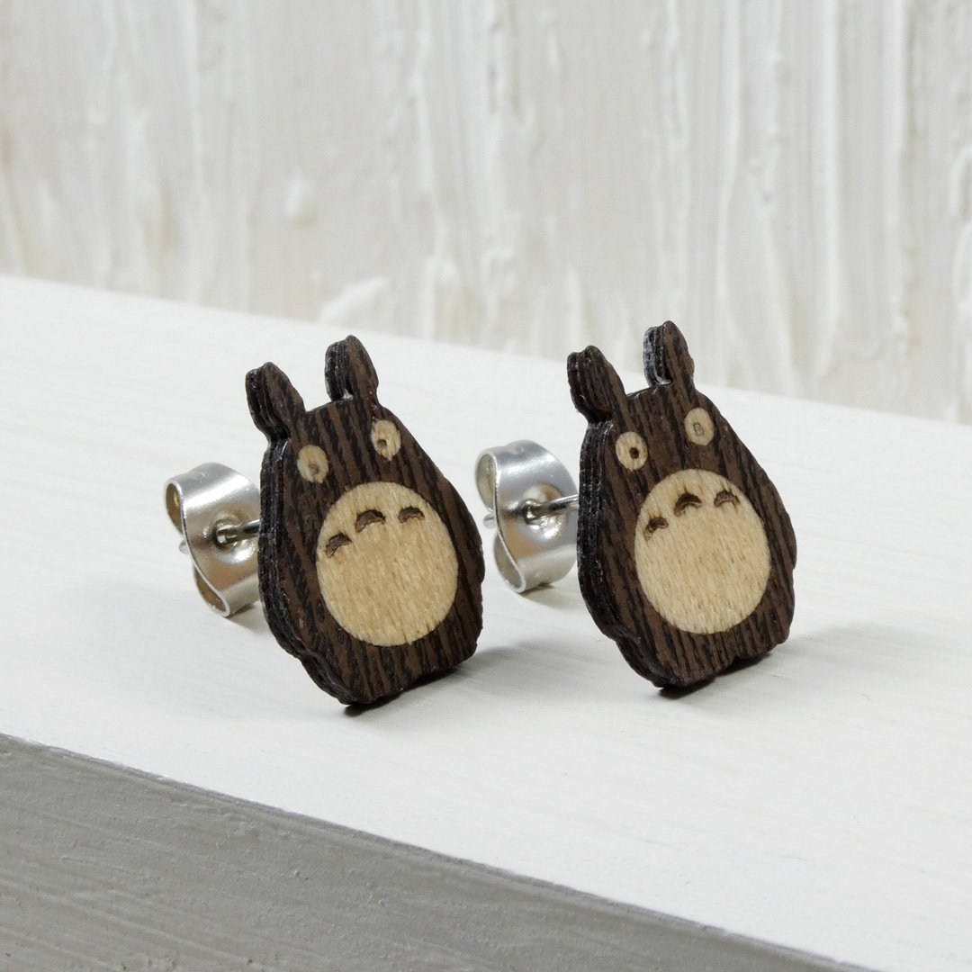 Pendientes de madera de Totoro como regalo para una fan