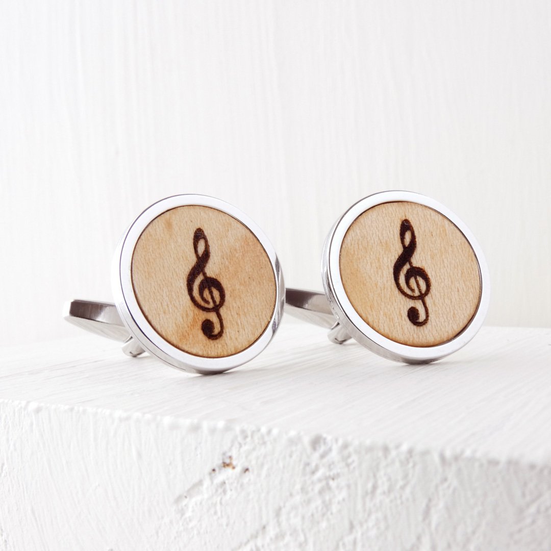 Gemelos artesanales para músicos hechos en madera de sicomoro y acero inoxidable.