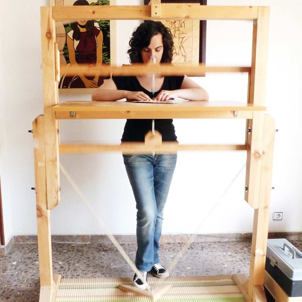 Artesana utilizando una sierra ballesta tradicional a pedal